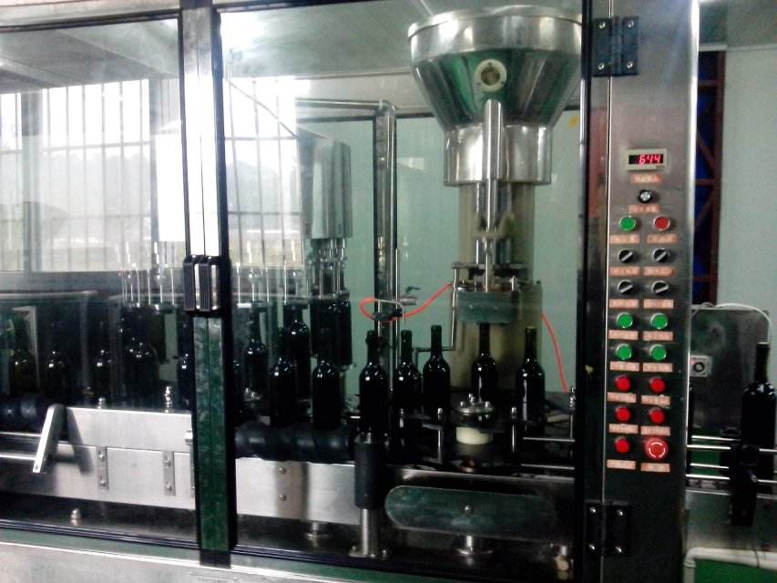 河南百冠機(jī)械小型自動全套葡萄飲料生產(chǎn)線設(shè)備果汁加工定制廠家